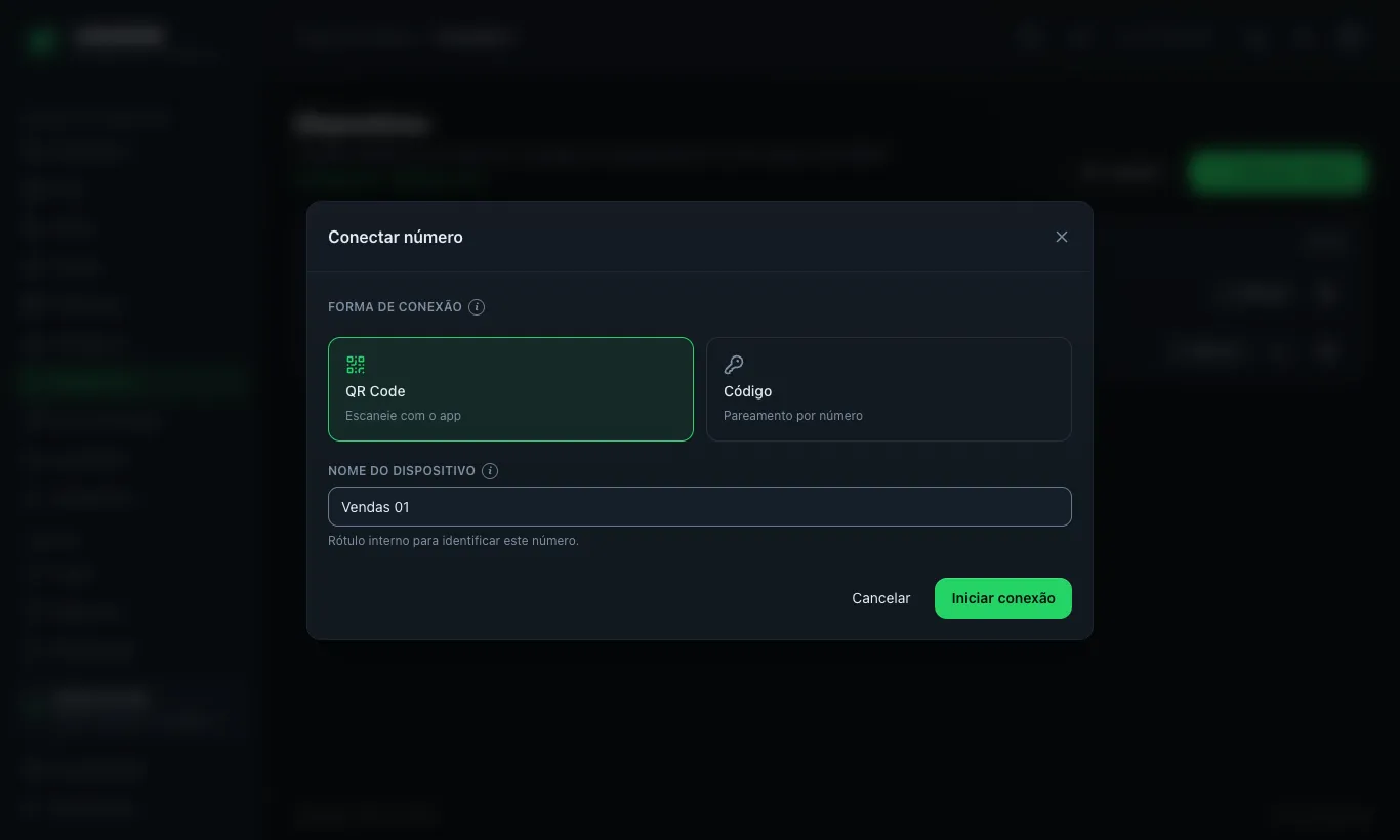Modal 'Conectar número' aberto sobre a tela Dispositivos, com os cartões 'QR Code — Escaneie com o app' (selecionado) e 'Código — Pareamento por número', o campo 'Nome do dispositivo' preenchido com 'Vendas 01' e o botão 'Iniciar conexão'