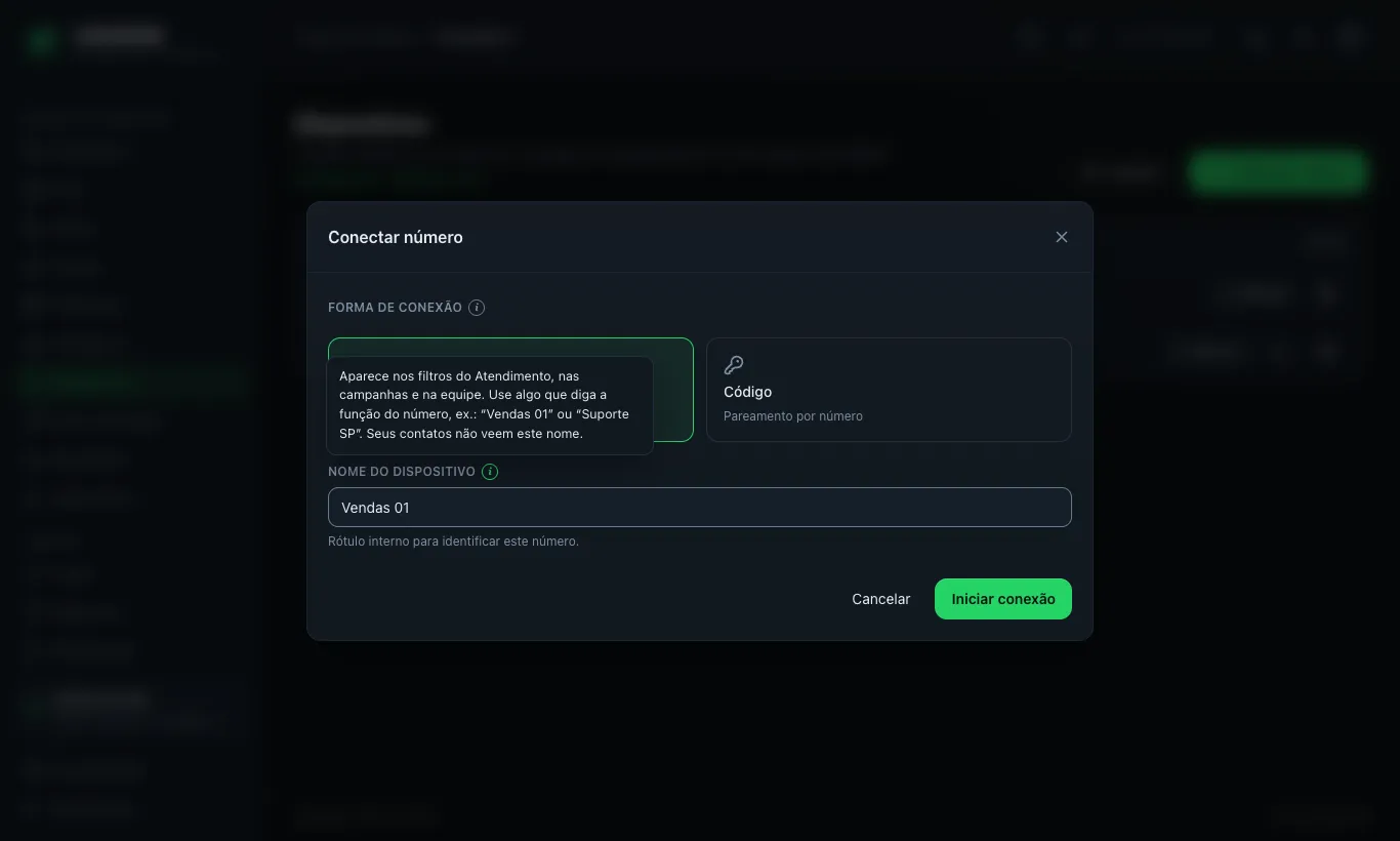 Modal 'Conectar número' aberto com a dica 'i' ao lado do campo 'Nome do dispositivo' expandida, mostrando o balão com a explicação de que o nome aparece nos filtros do Atendimento, nas campanhas e na equipe e que os contatos não o veem