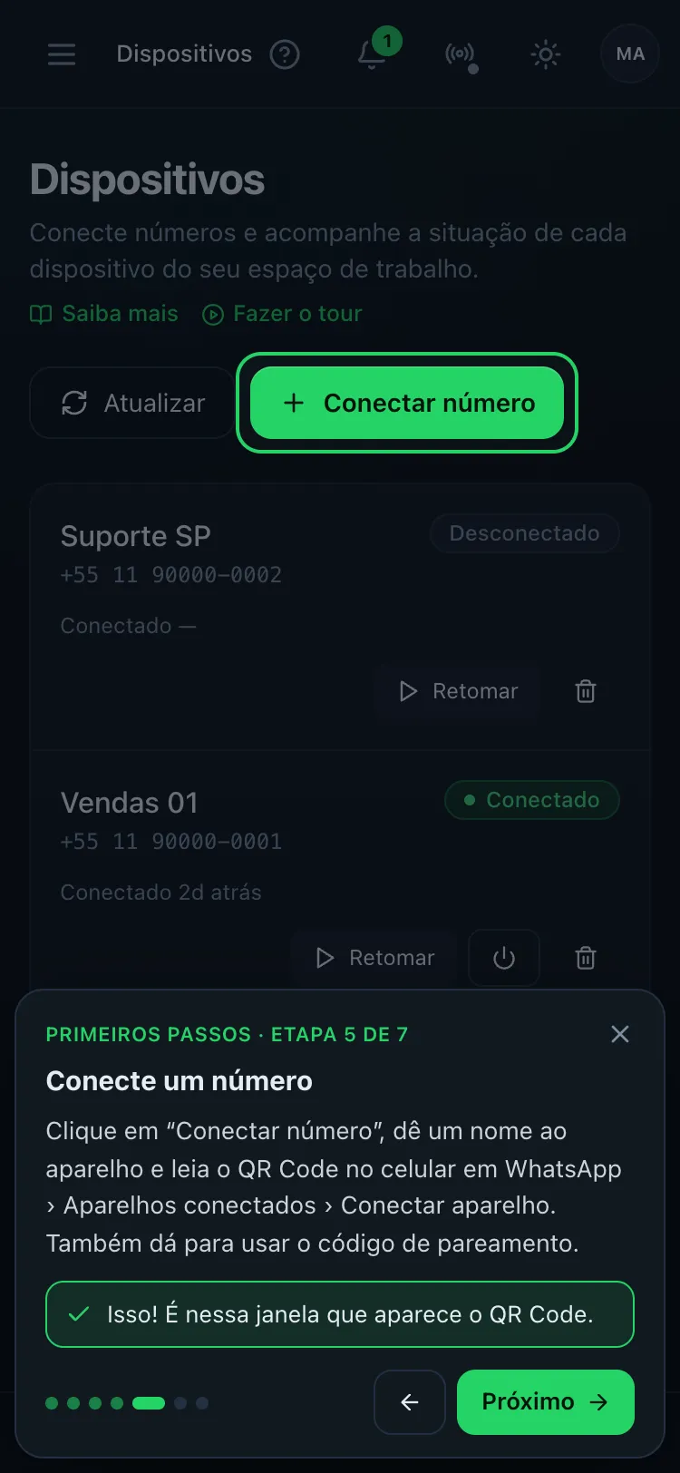 Celular de 375px na tela Dispositivos com o tour 'Primeiros passos' na etapa 5 de 7 como painel inferior: destaque no botão 'Conectar número', texto explicativo, a confirmação 'Isso! É nessa janela que aparece o QR Code.', pontos de progresso e os botões Voltar e Próximo